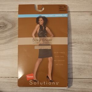 Hanes Solutions Silky Sheer Pantyhose Natural Sz. Medium 125-160 Lbs.